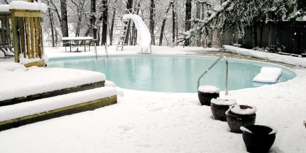 Dous  consellos para protexer a túa piscina no inverno